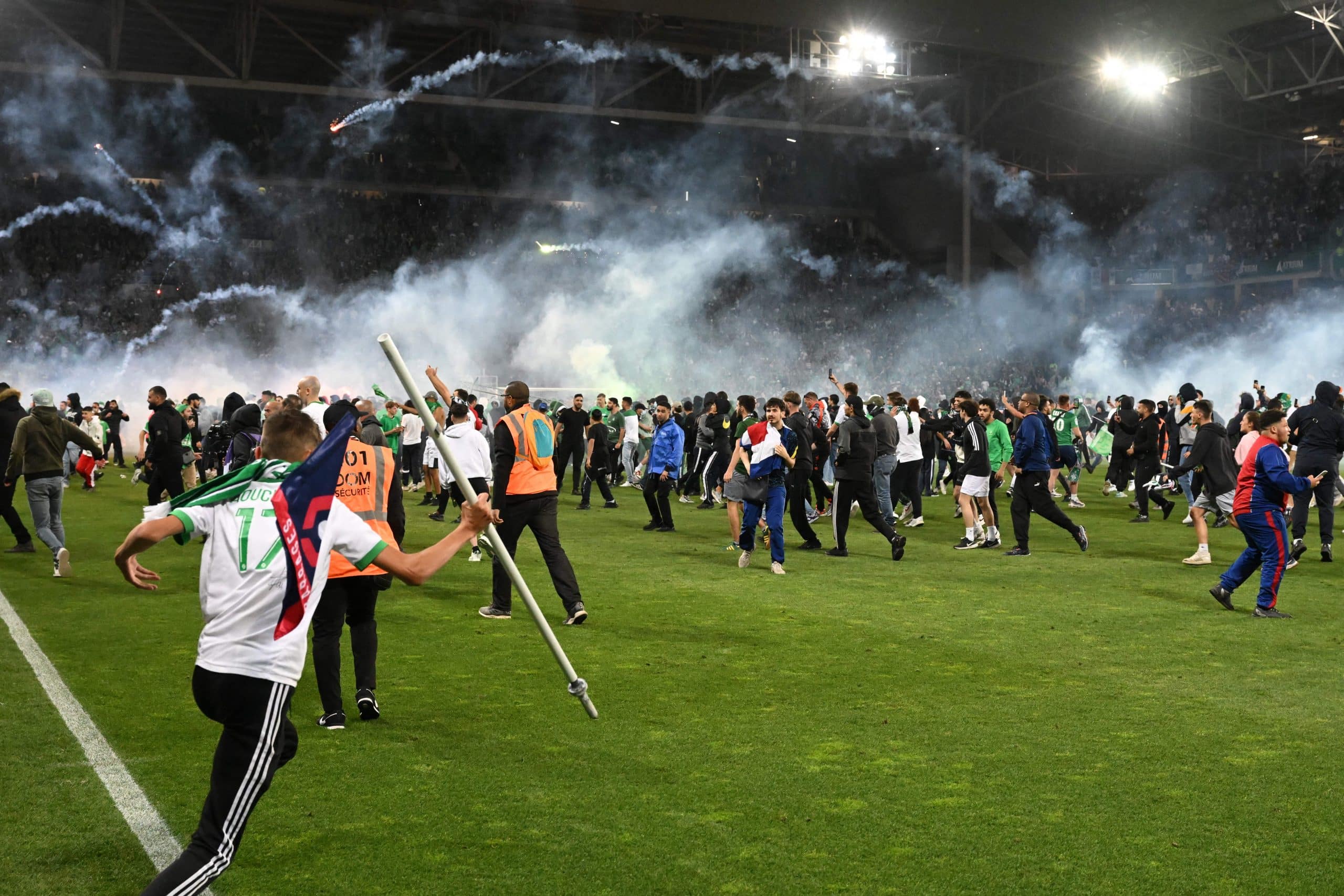 I tifosi del Saint-Etienne attaccano i giocatori con i razzi dopo la retrocessione in Ligue 2