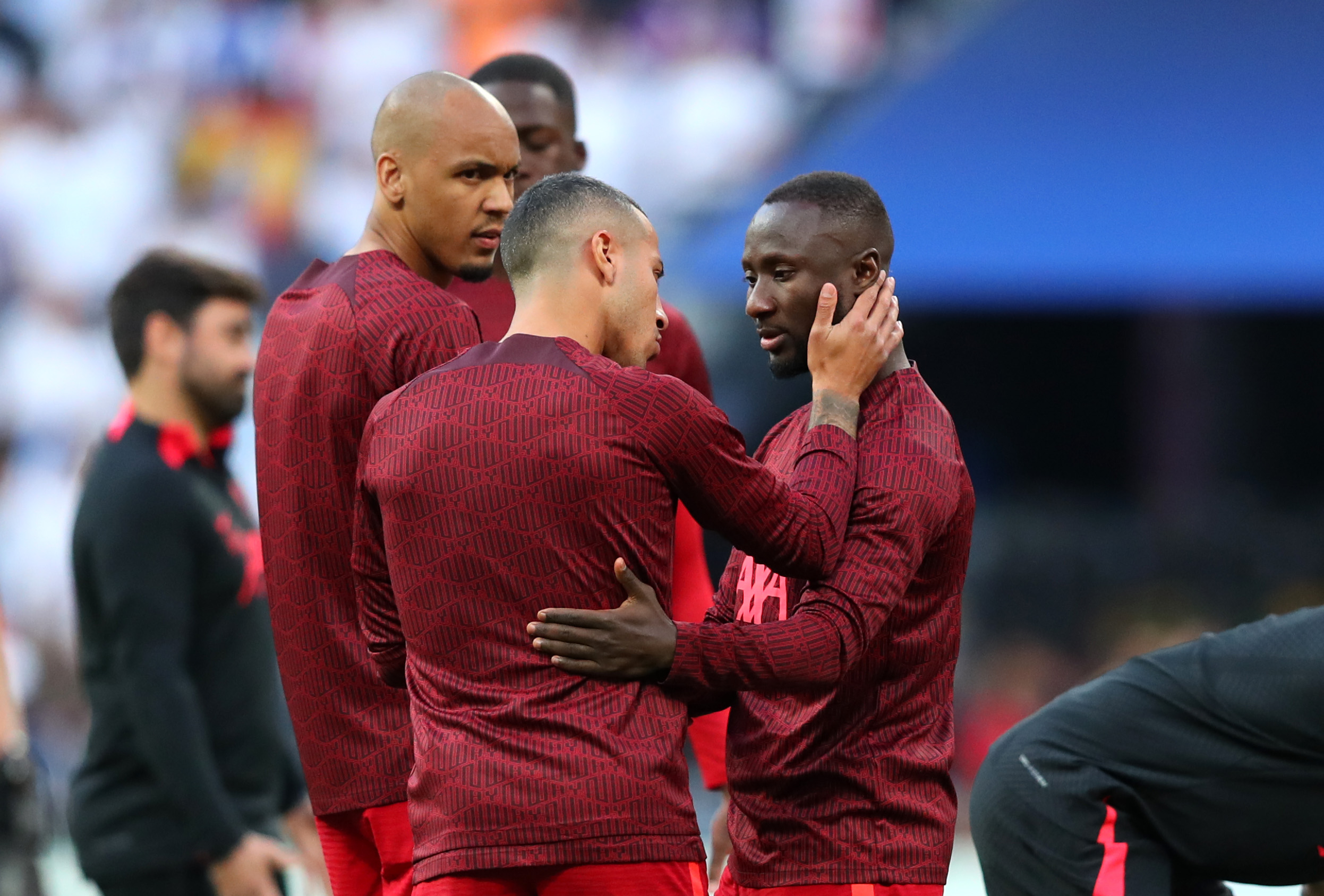 Preoccupazione per il Liverpool quando Thiago nell’abbraccio di Naby Keita dopo il riscaldamento individuale per la finale di Champions League