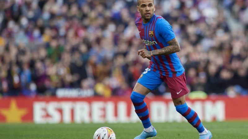 Il Barcellona decide sul futuro di Dani Alves