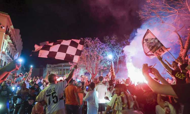 Il Palermo riabbraccia la Serie B: città in festa fino all’alba, è la fine di un calvario | Primapagina