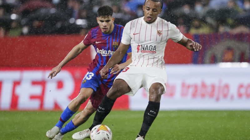 Jules Kounde, obiettivo difensivo del Chelsea, attende la mossa del Barcellona