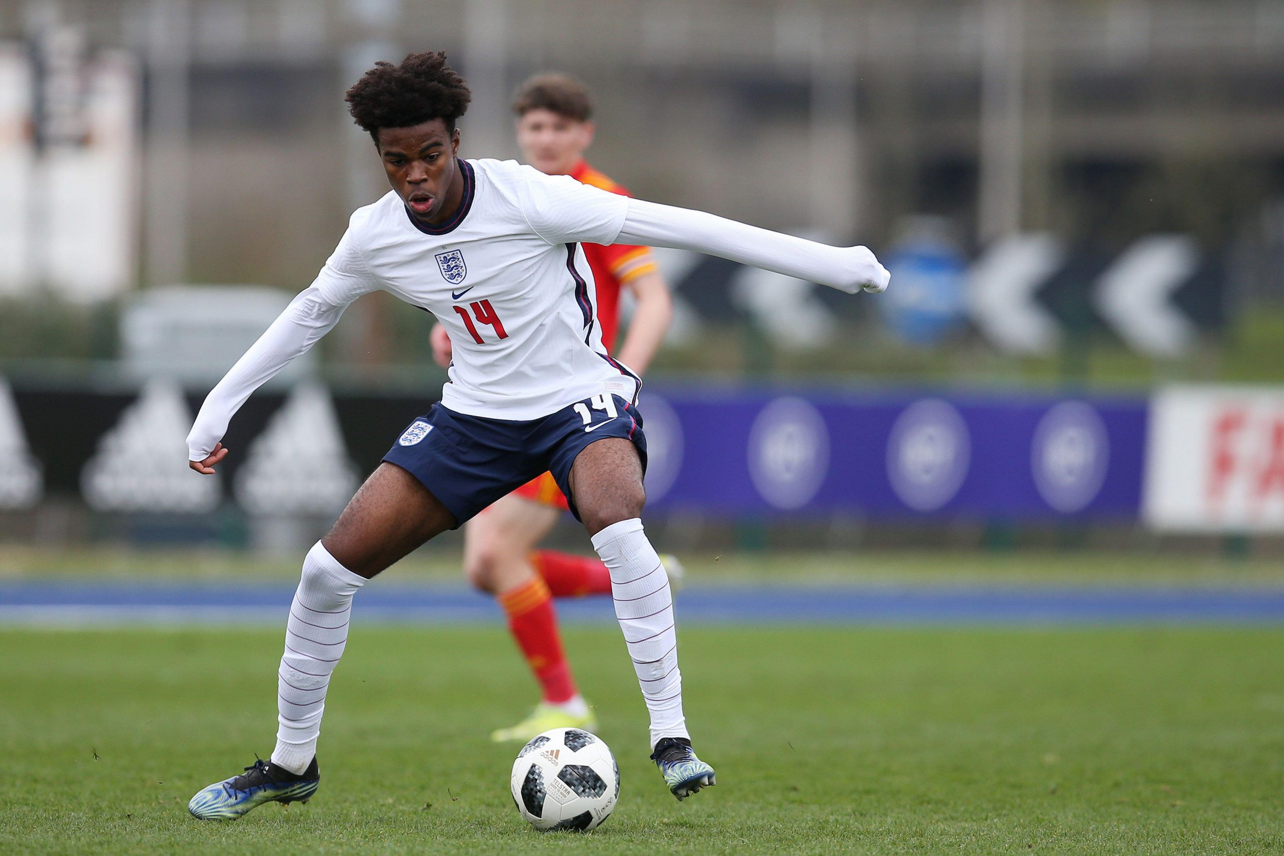 La stella dell’Aston Villa ruba i riflettori mentre l’Inghilterra Under 19 mette a fil di spada la Serbia