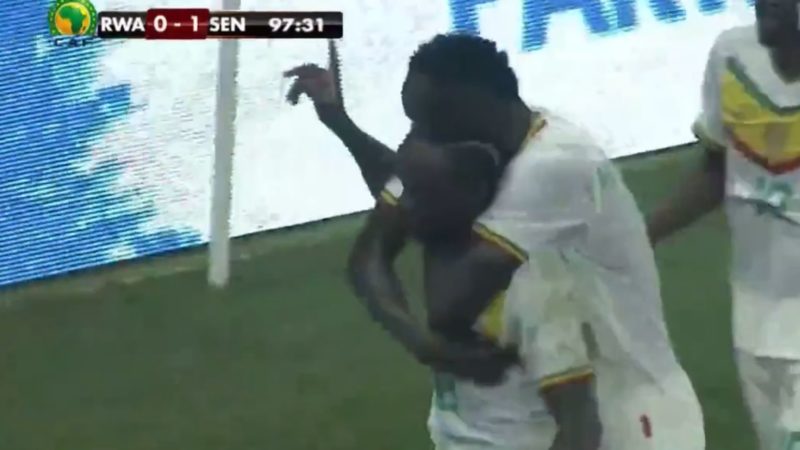 Mane rimane calmo per segnare il vincitore al 98 ° minuto