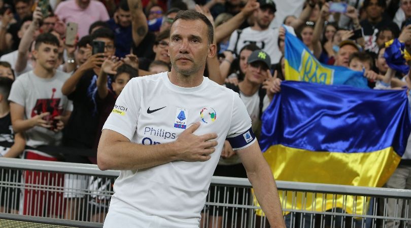 Soccer Aid 2022: Usain Bolt presenta ad Andriy Shevchenko la fascia da braccio dell’Ucraina
