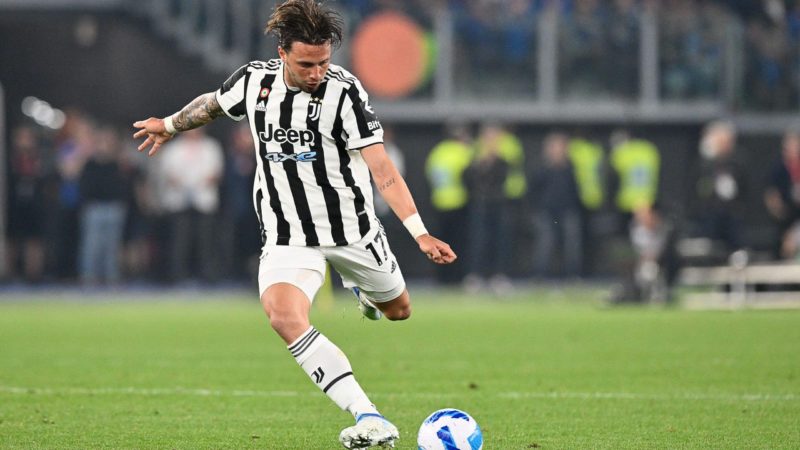 West Ham e Fulham nell’inquadratura mentre la Juventus sanziona l’uscita di Pellegrini