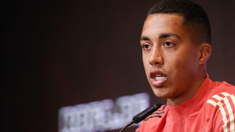 Youri Tielemans, legato all’Arsenal, discute la possibilità di lasciare Leicester