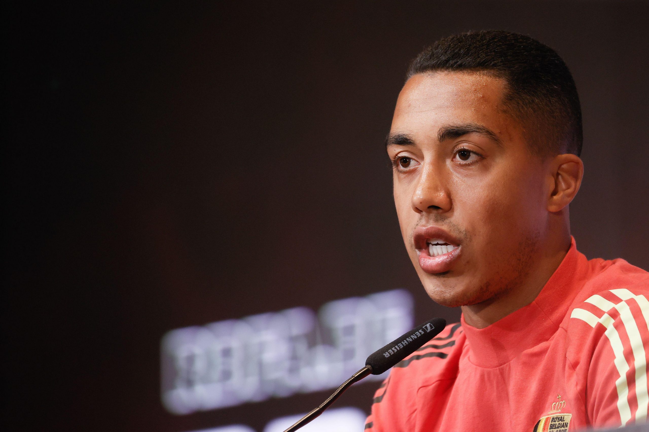 Youri Tielemans, legato all’Arsenal, discute la possibilità di lasciare Leicester