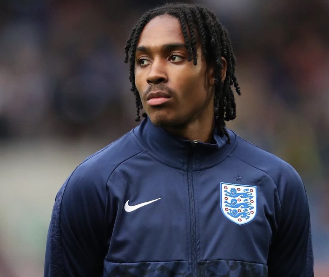 Da Twitter –  Il Tottenham è pronto a completare l’accordo con Djed Spence, confermato ed eccoci qui!  lui è g…