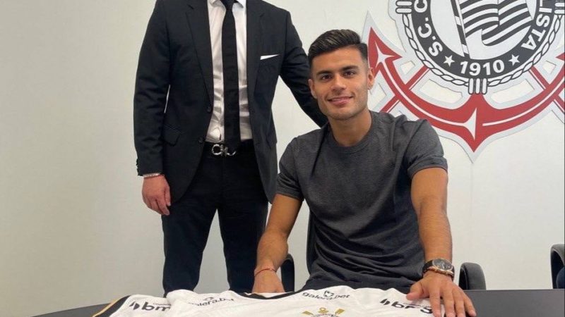 Fabrizio Romano:  …ed ecco la prima foto di Fausto Vera come nuovo giocatore dei Corinthians.  Affare completato…
