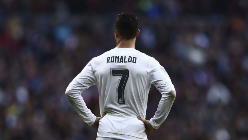 GdS – #ContraCR7, la protesta dei tifosi dell’Atletico è virale: “Uno scemo nato a Madeira non giocherà mai qui…”