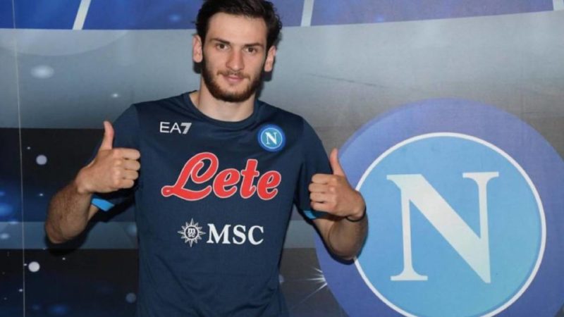 Il re del calciomercato: #Napoli, inizia il raduno: il primo ad arrivare è #Kvaratskhelia 
…