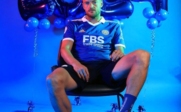 F. Romano pubblica:  Ufficiale.  Jamie Vardy ha firmato un nuovo contratto con il Leicester City fino a giugno 2024, comp…