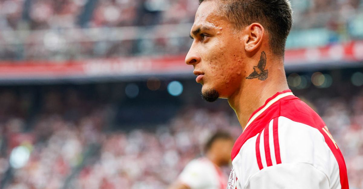 Gazzetta – Ajax nel caos: Antony sciopera, vuole solo lo United. Schreuder fa muro, ma il cda dell’Ajax no…