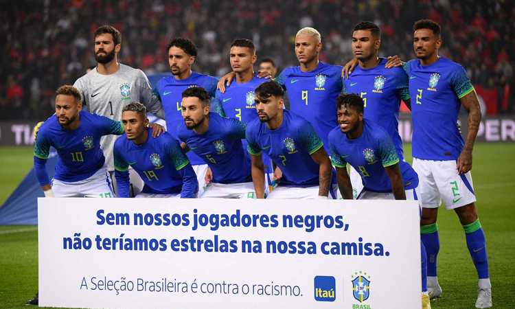 Brasile-Tunisia 5-1: a Parigi prima lo striscione anti razzismo, poi la banana gettata in campo | Nazionali