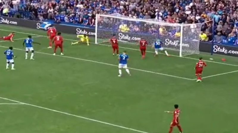 Conor Coady a pochi centimetri dal dare il comando all’Everton, ma il VAR lo esclude