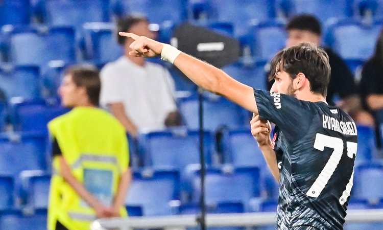 Il Napoli espugna l’Olimpico trascinato da Kvarataskhelia: 2-1 alla Lazio e primo posto insieme al Milan | Serie A