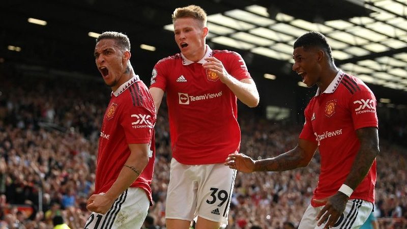 Il boss del Manchester United Erik ten Hag saluta Marcus Rashford e Antony dopo la vittoria dell’Arsenal