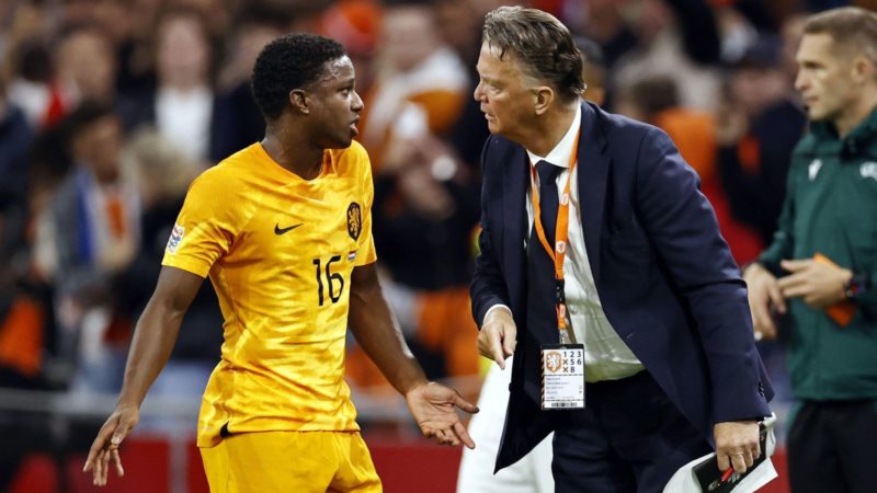 Il difensore del Man Utd Malacia ammette di “non essere d’accordo” con Van Gaal sul processo di difensore centrale