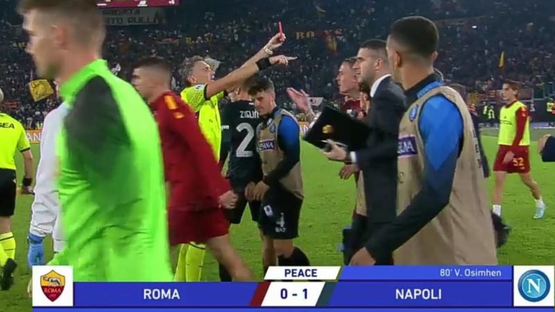Da Twitter – #SerieA | Cartellino rosso nel finale del match tra @OfficialASRoma e @sscnapoli…