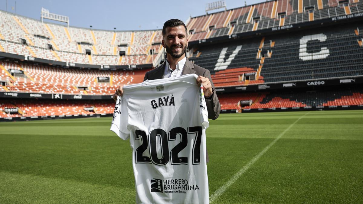 Gayà rinnova con il Valencia fino al 2027