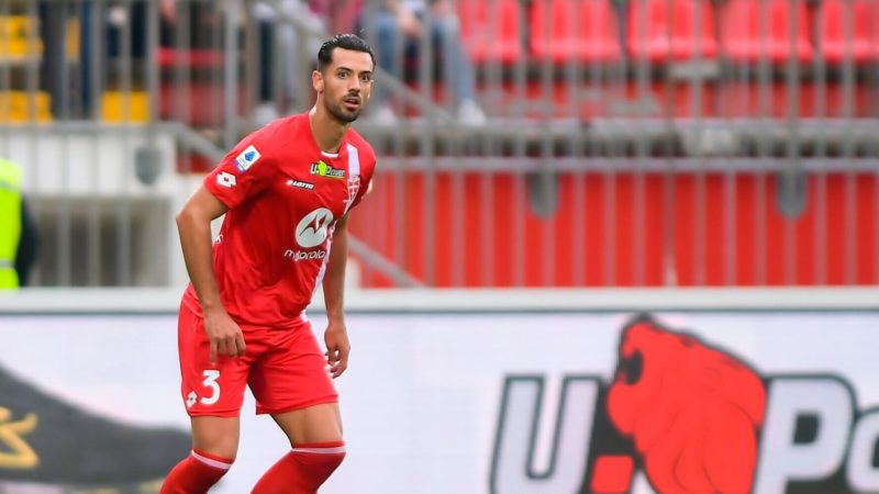 TS – accoltellato da uno squilibrato in un centro commerciale