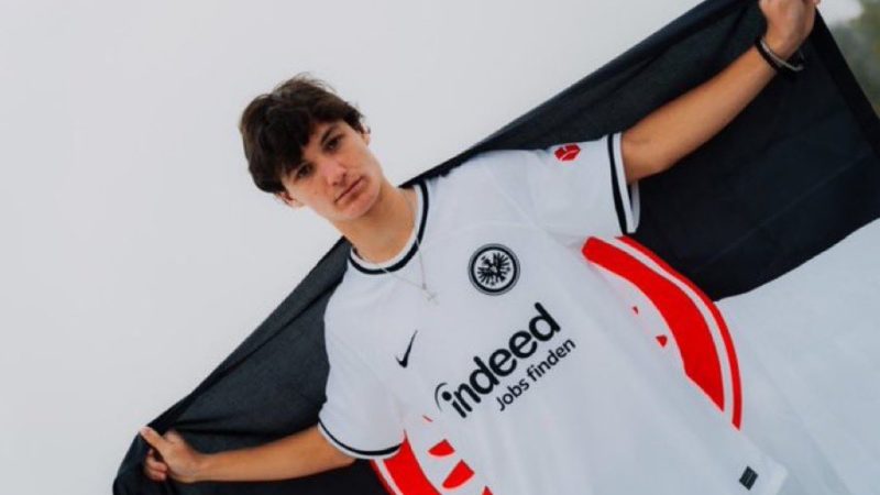 Da Twitter –  Paxten Aaronson rimarrà all’Eintracht Francoforte come previsto, senza prestito.  Affare…