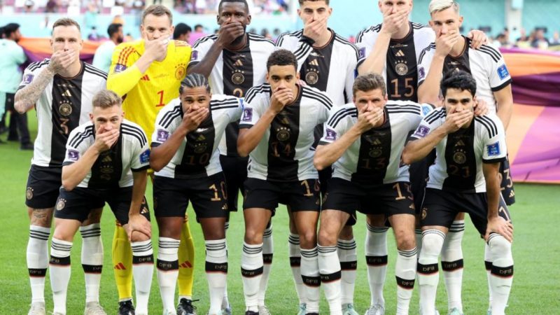 Da Twitter – #Qatar2022 | La protesta della @DFB_Team contro la FIFA: “Negarci la fascia #One…