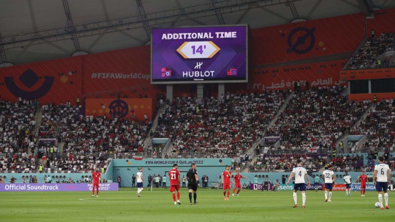 Perché le partite della Coppa del Mondo impiegano così tanto tempo e questa è una buona cosa per il calcio?