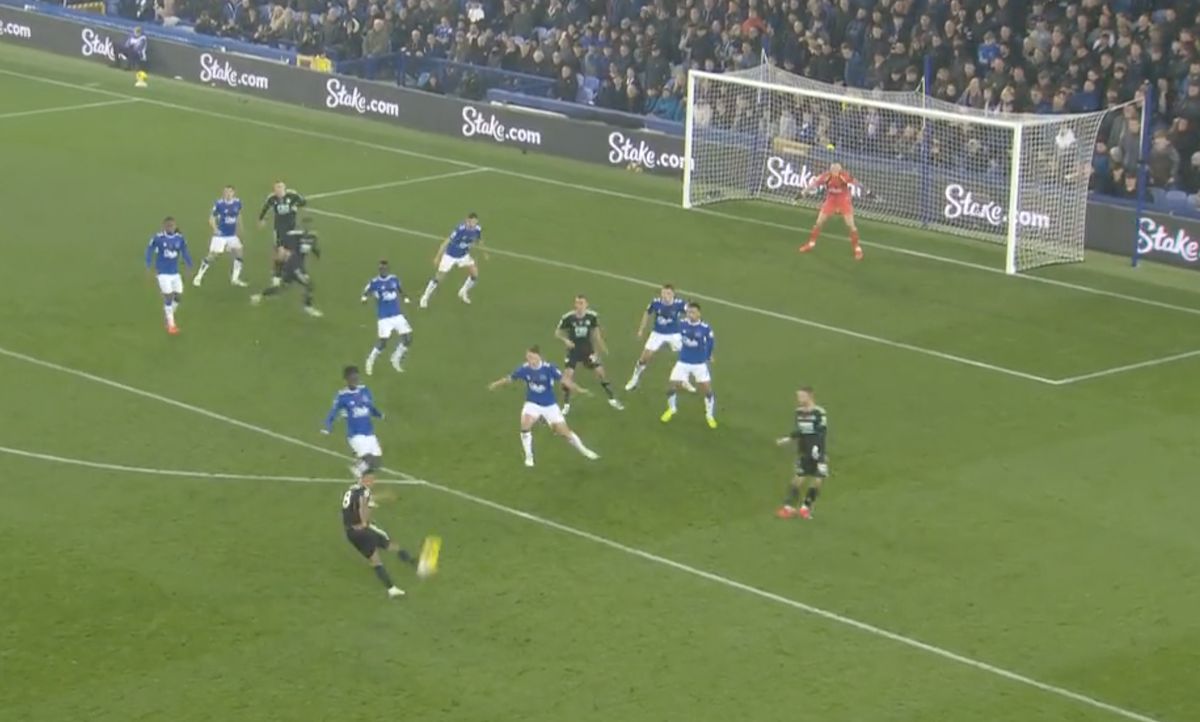 (Video) I controlli al ginocchio di Youri Tielemans passano prima di scatenare un tiro al volo in loop contro l’Everton