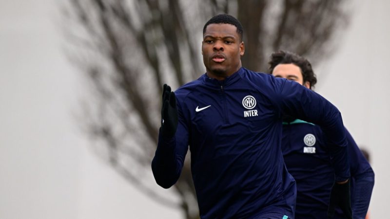 Corriere dello Sport – Dumfries, pressing del Chelsea: parte a gennaio?