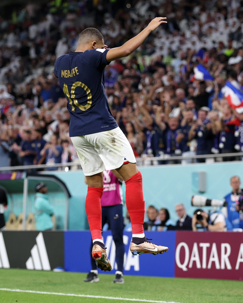 F. Romano pubblica:  Kylian Mbappé, letteralmente volante.  9 gol ai Mondiali per questo ragazzo — incredibili s…