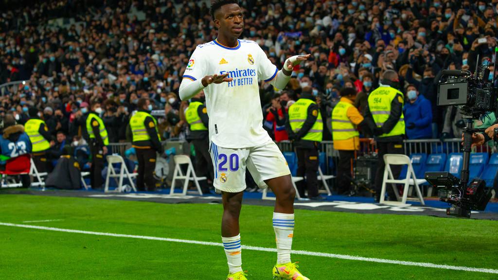 Video: Vinicius Jr. del Real Madrid maltrattato da un gruppo di tifosi del Real Valladolid durante la vittoria per 2-0