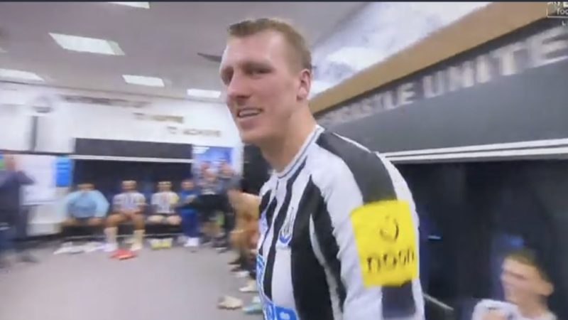 Dan Burn mostra le sue mosse nello spogliatoio del Newcastle United dopo la vittoria del Leicester