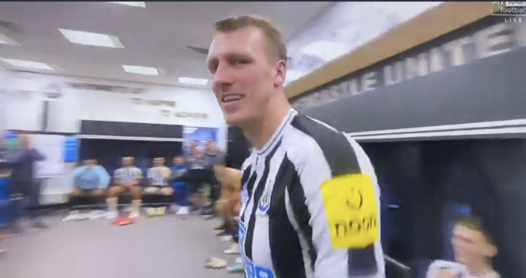 Dan Burn mostra le sue mosse nello spogliatoio del Newcastle United dopo la vittoria del Leicester