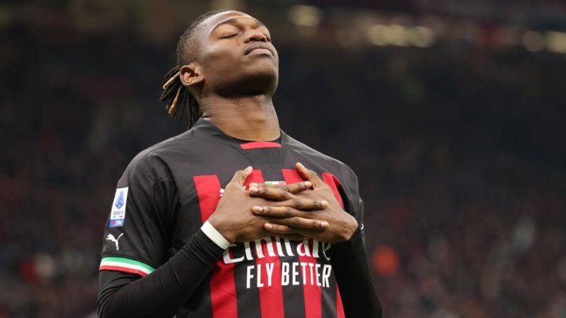 Il Milan nega di aver interrotto la trattativa con Leao