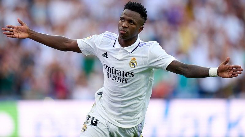 Scene inquietanti prima del derby di Madrid mentre i fan dell’Atletico appendono la bambola con la maglia di Vinicius Jr