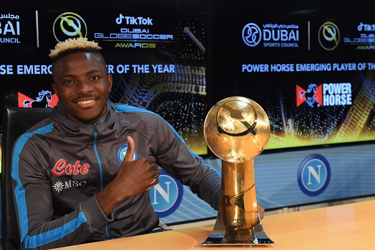 Serie A: Victor Osimhen riceve il premio come miglior giocatore emergente ai Dubai Globe Soccer Awards