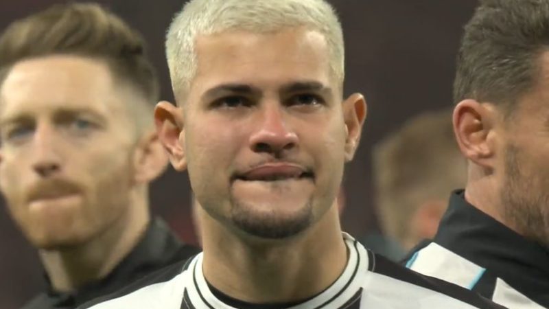 Bruno Guimaraes in lacrime dopo l’emozionante sconfitta nella finale di Carabao Cup