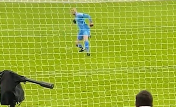 Il portiere del Manchester United David De Gea avvolge i fan del Leeds con festeggiamenti