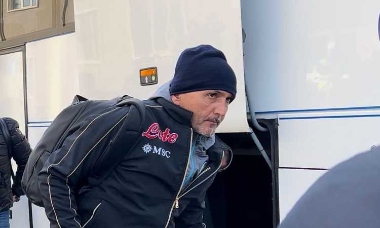 Napoli, la partenza verso Empoli: Kim se la ride, Spalletti e Osimhen concentrati, il magazziniere ‘Salutate la capolista’ VIDEO | Serie A