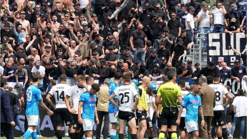 Serie A: I cori “vergognosi” dei ‘tiffosi’ dello Spezia contro Maradona che non hanno intimorito il Napoli