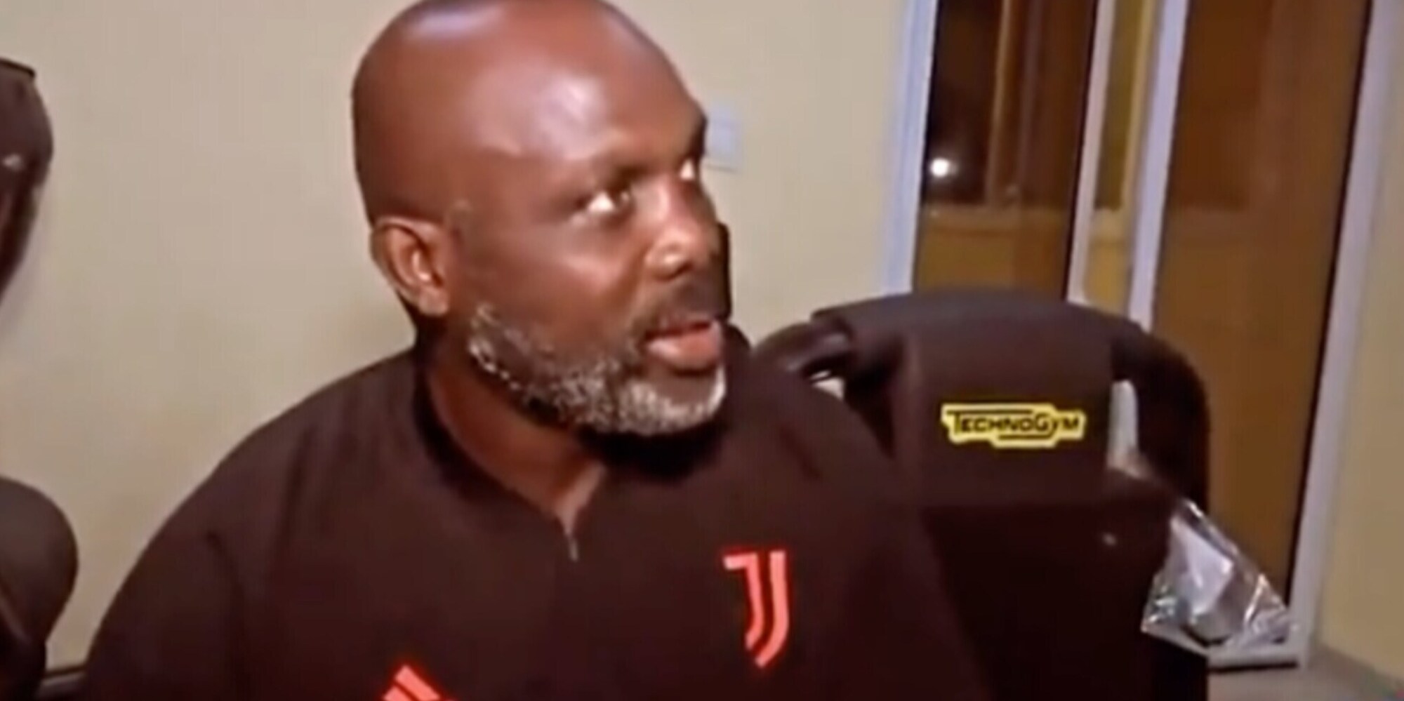 Tuttosport – indossa la tuta Juve e spiazza i tifosi Milan