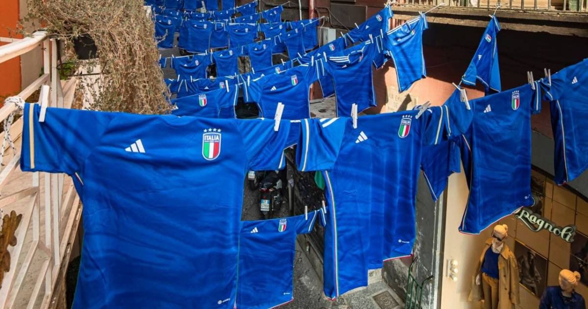 Da Twitter – .@Azzurri | La città di #Napoli accoglie l’#Italia di @robymancio: le immagini
…