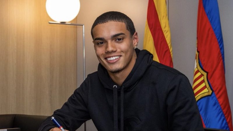 F. Romano pubblica: Il figlio diciassettenne di Ronaldinho, João Mendes, ha firmato per il Barcellona come previsto, d…