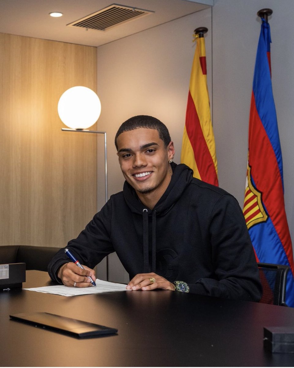 F. Romano pubblica: Il figlio diciassettenne di Ronaldinho, João Mendes, ha firmato per il Barcellona come previsto, d…