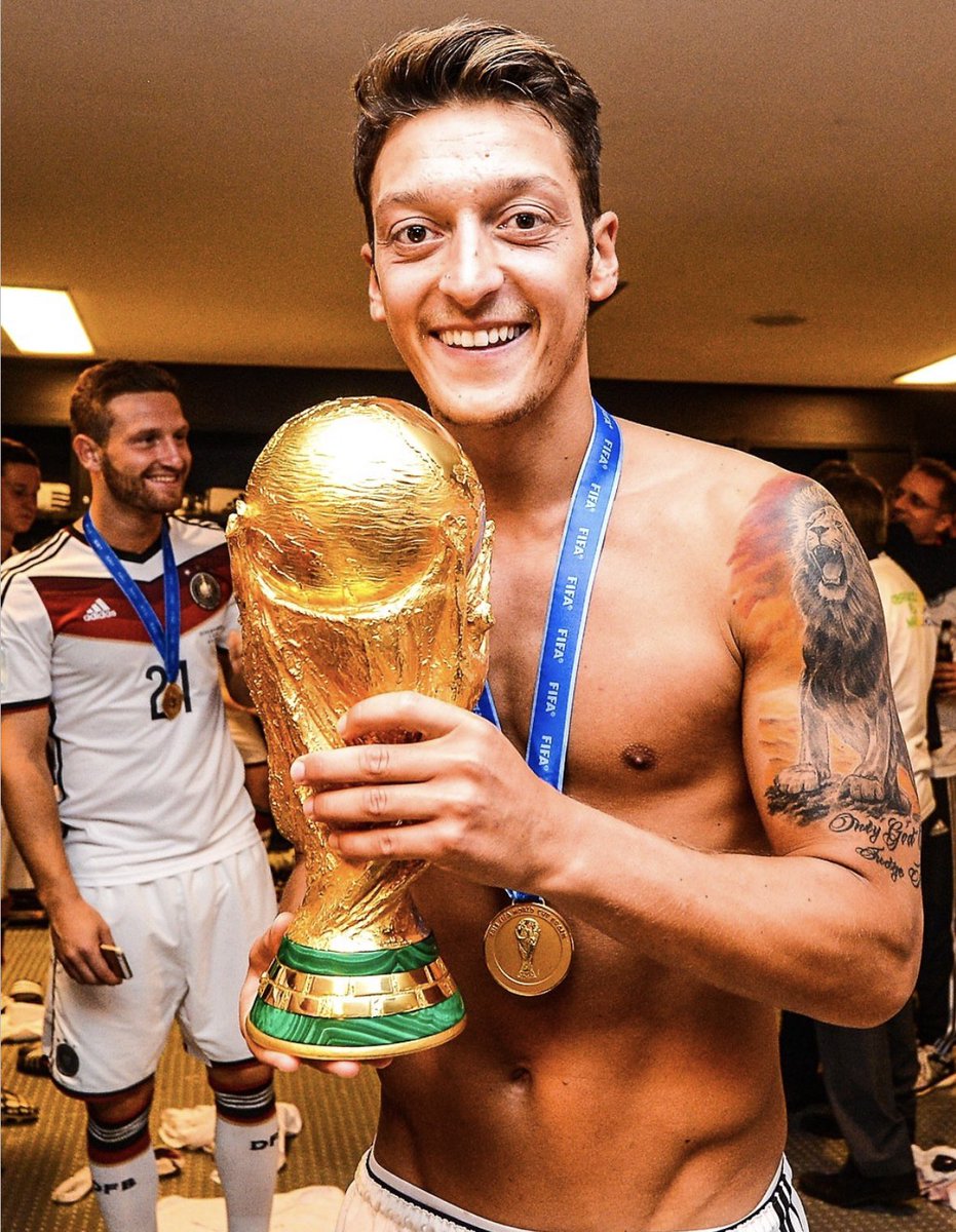 F. Romano pubblica: Mesut Özil ha deciso di ritirarsi dal calcio professionistico. #Özil “Voglio…