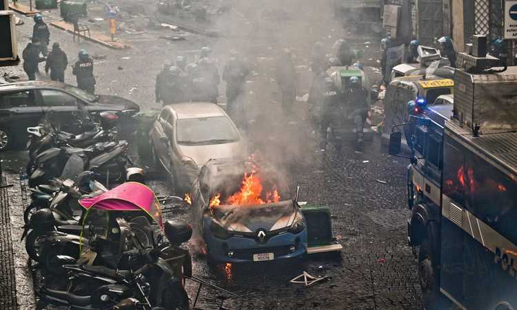 Follia urbana a Napoli: il sindacato di Polizia ne parla come di un assaggio della Champions League.