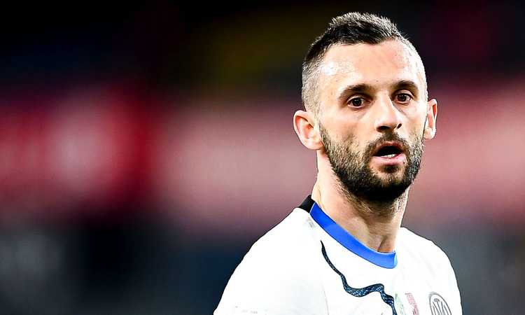 Inter, Brozovic è ai margini. Adesso anche la società pressa Inzaghi per valorizzare Asllani | Mercato