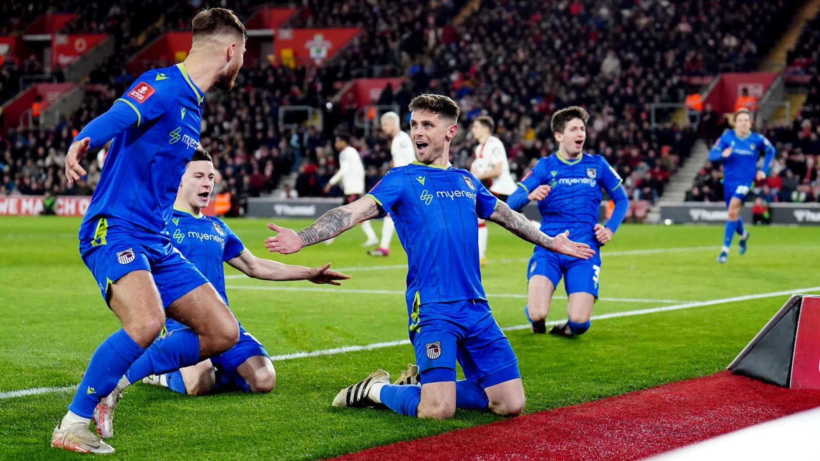 La squadra della League Two vince la FA Cup principale per aggravare la miseria dei Saints