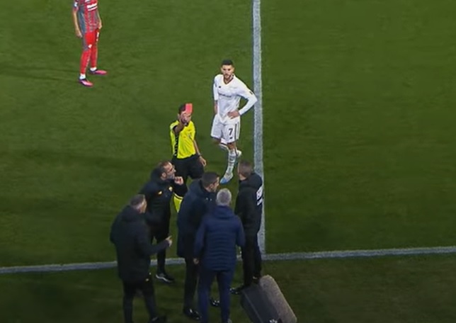 L’allenatore dell’AS Roma Jose Mourinho guadagna il terzo cartellino rosso della stagione mentre la Cremonese registra la prima vittoria in Serie A (Video)